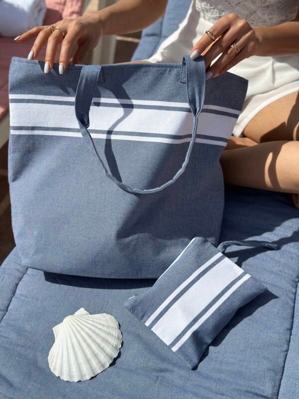 Sac de plage FOUTA619 en tissu rayé avec trousse assortie, au style estival et méditerranéen.